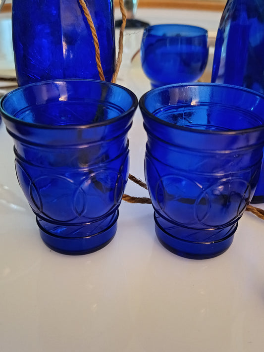 Esteset de 2 copas de vidrio vintage de Maryland en color azul cobalto tiene una altura de 7.62 cm y un diámetro de 6.35 cm.