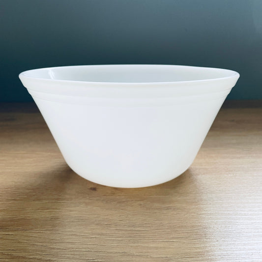 Este es un tazón de vidrio lechoso vintage de la marca Federal Glass.  Profundizar en