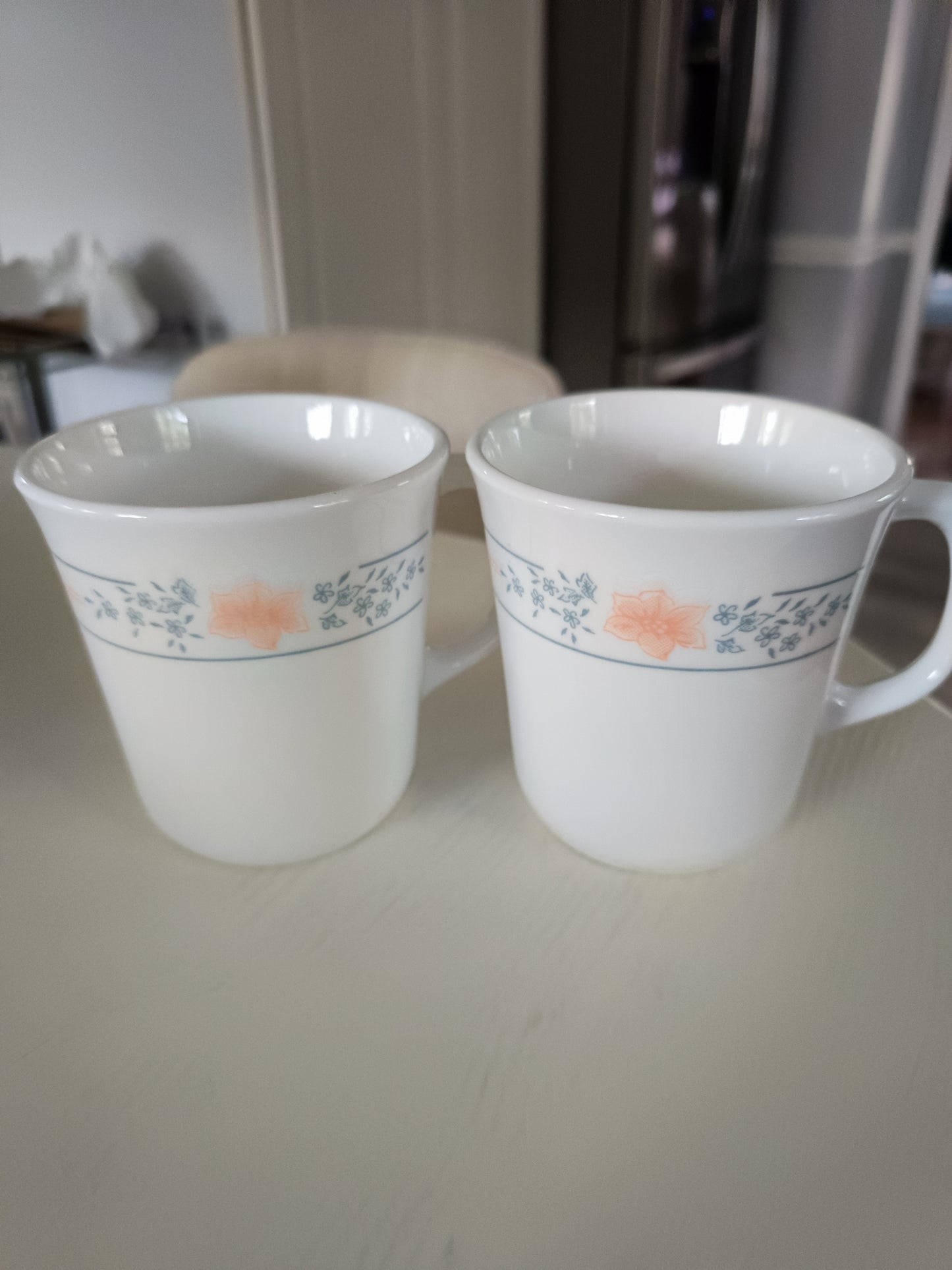 La taza de vidrio Corelle por Corning en el patrón Apricot Grove,