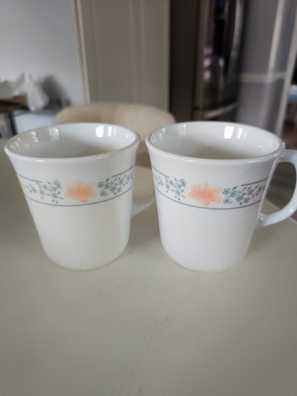 La taza de vidrio Corelle por Corning en el patrón Apricot Grove,
