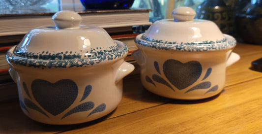 Cazuela individual de gres Corelle con tapa, patrón "Blue Hearts". Mide 12,4 cm de ancho y 10,2 cm de alto.