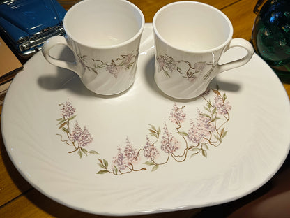 Taza Wisteria de Corelle por Corning tiene una altura de 8.9 cm y un ancho de 8.3 cm