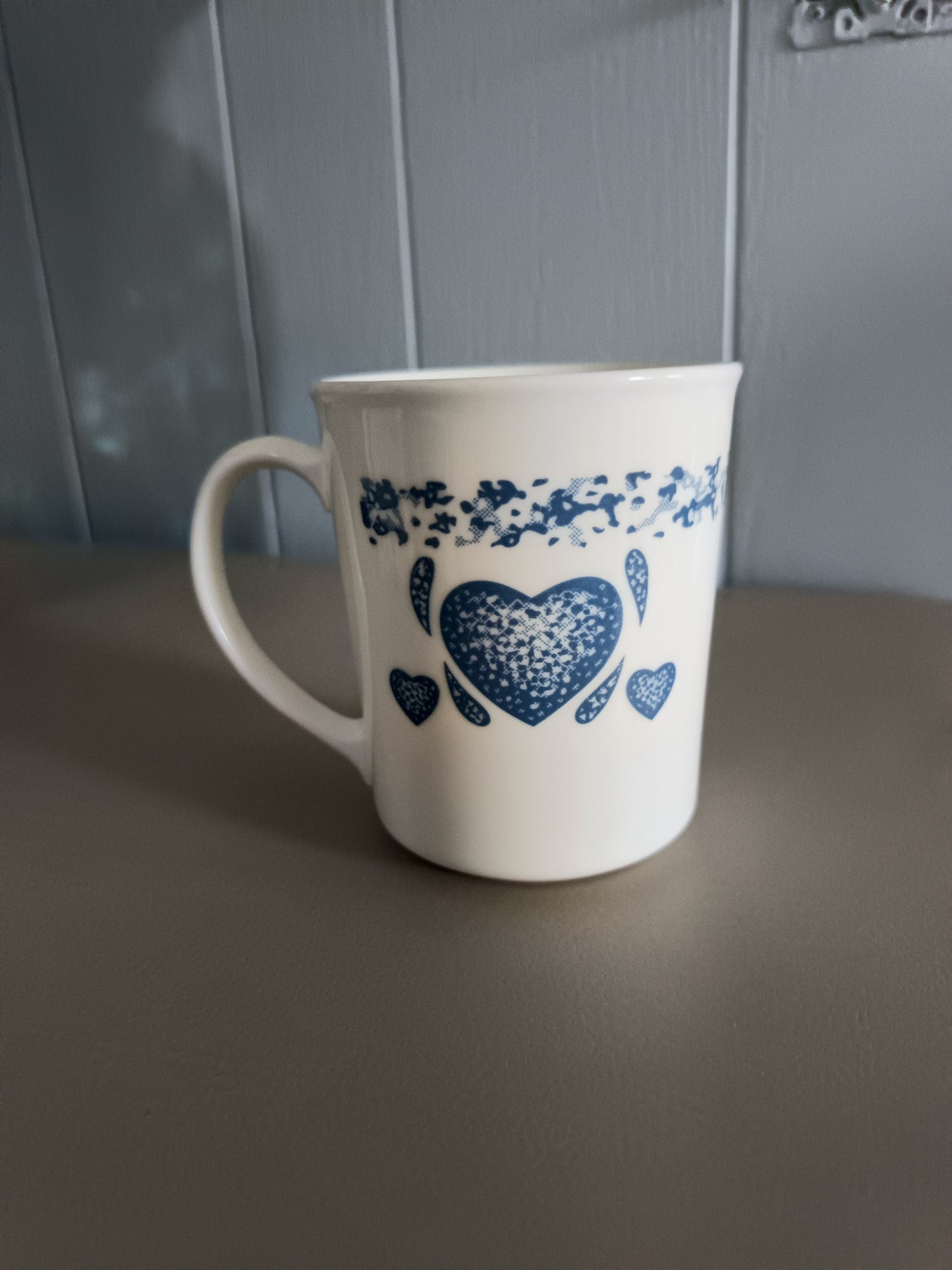La taza de la colección Blue Hearts de Corelle por Corning