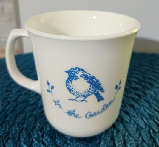 Esta taza de café vintage de la colección "In The Garden" de Corning