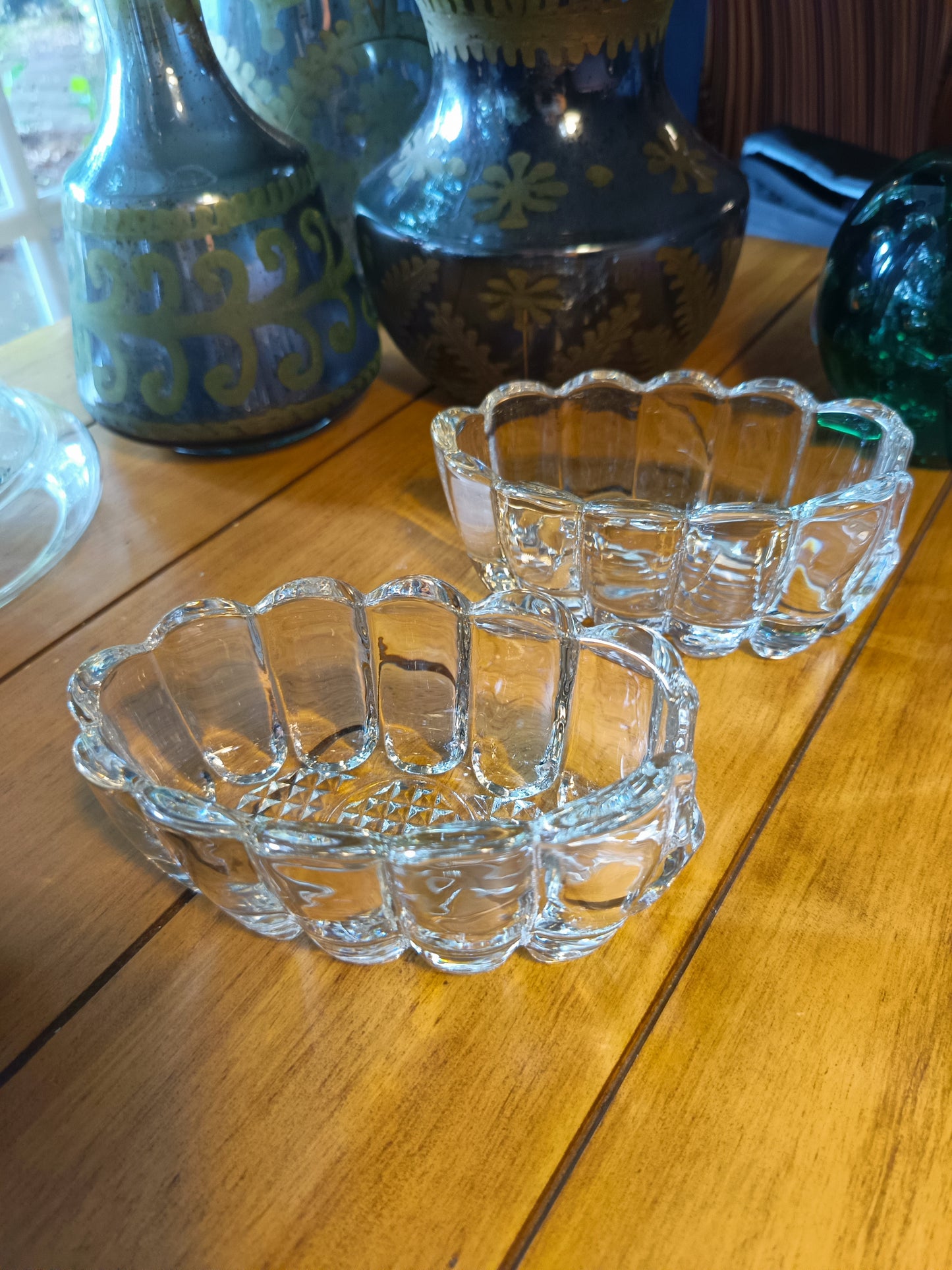 Elegantes piezas decorativas de vidrio soplado, con dimensiones de 13.3 cm de largo y 7.9 cm de ancho.