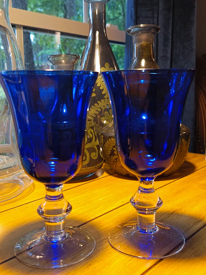 Set de 2 Copas de vino en color azul cobalto, de 16.2 cm de altura.