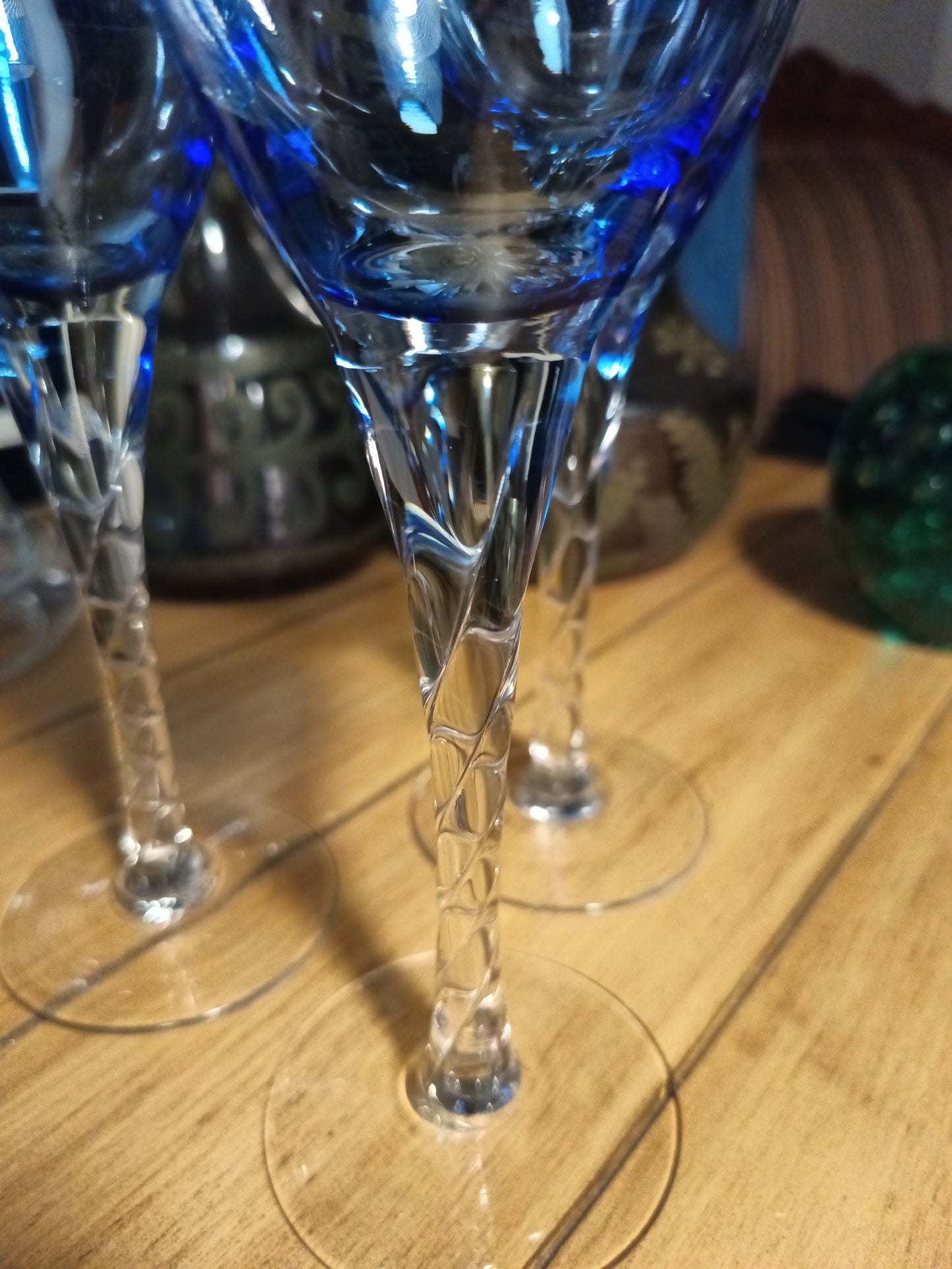Este set de 3 copas de vino presenta un diseño con tallo en espiral de color azul cobalto. Cada copa tiene una altura de 23 centímetros
