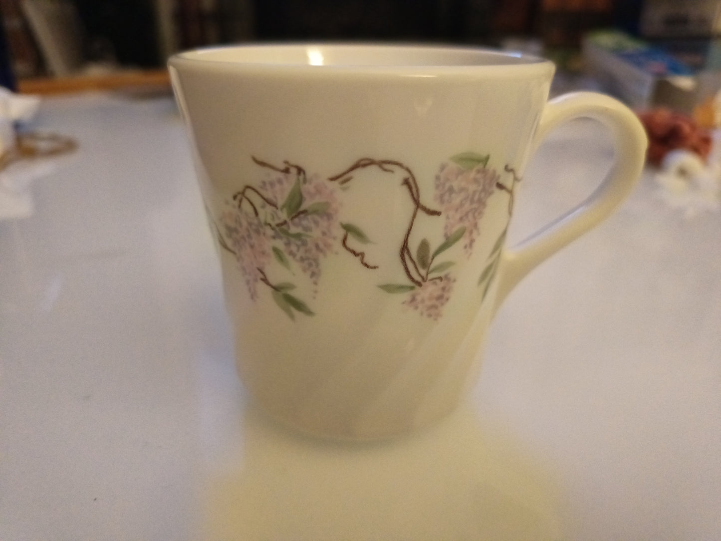 Taza Wisteria de Corelle por Corning tiene una altura de 8.9 cm y un ancho de 8.3 cm