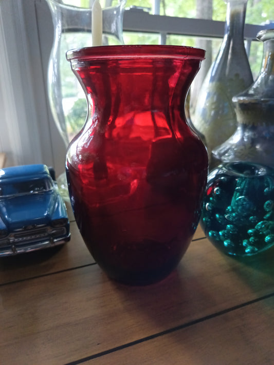 El jarrón florero de cristal rojo cobalto de 20 cm de Indiana Glass Company,  combina estética y funcionalidad.