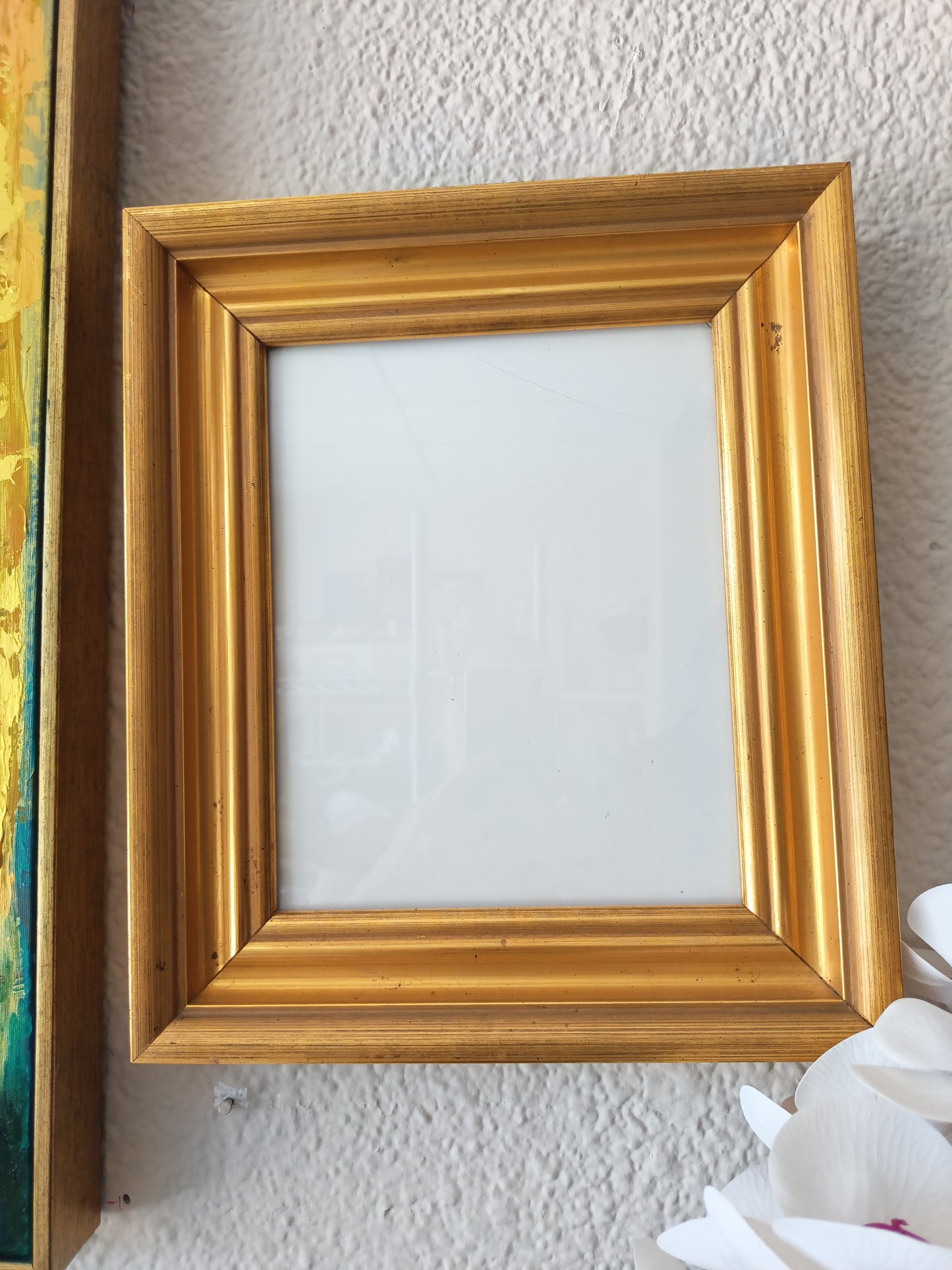 Marco dorado con pan de oro
Decorativo, estilo clásico
Medidas aproximadas: 29.5× 34 cm