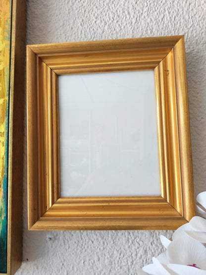 Marco dorado con pan de oro
Decorativo, estilo clásico
Medidas aproximadas: 29.5× 34 cm