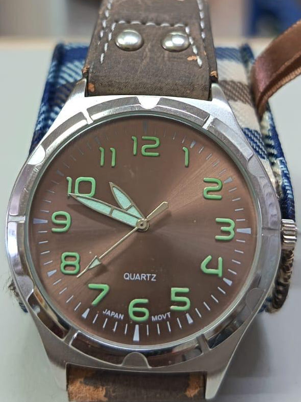 Este reloj de estilo militar cuenta con un movimiento de cuarzo japonés que garantiza precisión en el tiempo.