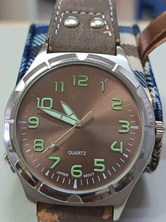 Este reloj de estilo militar cuenta con un movimiento de cuarzo japonés que garantiza precisión en el tiempo.