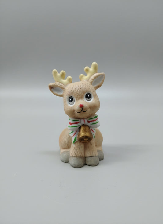Figura navideña – Reno Sentado con Lazo y Campana