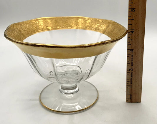 Este frutero vintage con un diseño en vidrio óptico y bordes dorados incrustados, mide 14 cm de alto y 22 cm de diámetro.