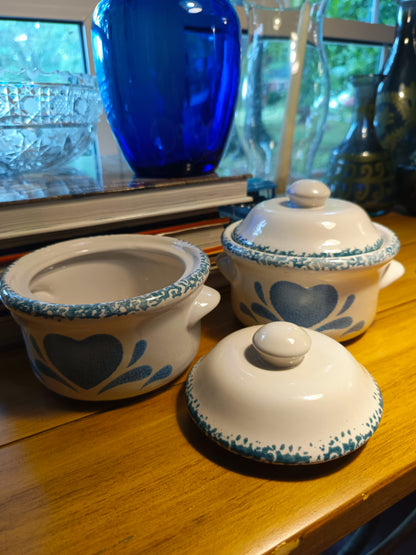 Cazuela individual de gres Corelle con tapa, patrón "Blue Hearts". Mide 12,4 cm de ancho y 10,2 cm de alto.