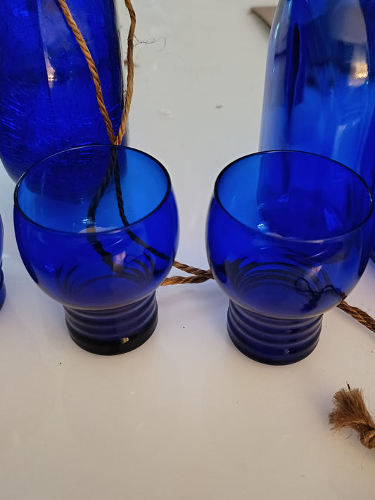 Este set de 2 vasos o  shots tumbler Shaeffer en color azul cobalto, de 3 pulgadas de altura, presenta un diseño clásico de vidrio de depresión.