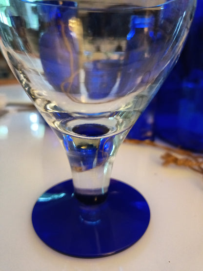 El set de 4 copas de cóctel martini Eon Blue de Sasaki, con una altura de 13 cm y un diámetro de 9.5 cm, está diseñada en cristal de alta calidad.