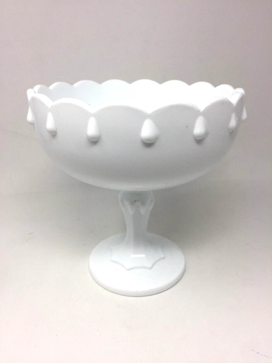 La compotera o frutero de vidrio blanco de leche Indiana Glass con patrón Teardrop, fabricada entre 1950 y 1980, presenta una altura de 19cm alto 18.8cm de  ancho.