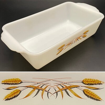 La bandeja de pan Fire King Anchor Hocking Wheat es una herramienta de cocina profesional, fabricada en EE. UU. Con una capacidad de 1 cuarto y dimensiones de 22 cm de largo, 13 cm de ancho y 5 cm de profundidad