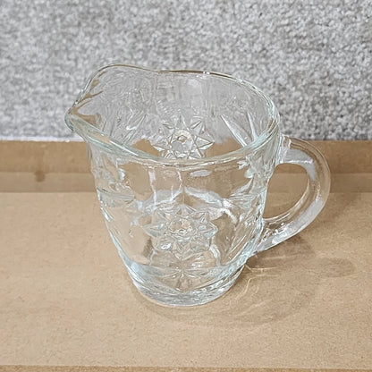 El recipiente cremero Vintage Anchor Hocking, con una altura de 9 cm y diseño del Estrella de David, ofrece una combinación de elegancia y funcionalidad.n